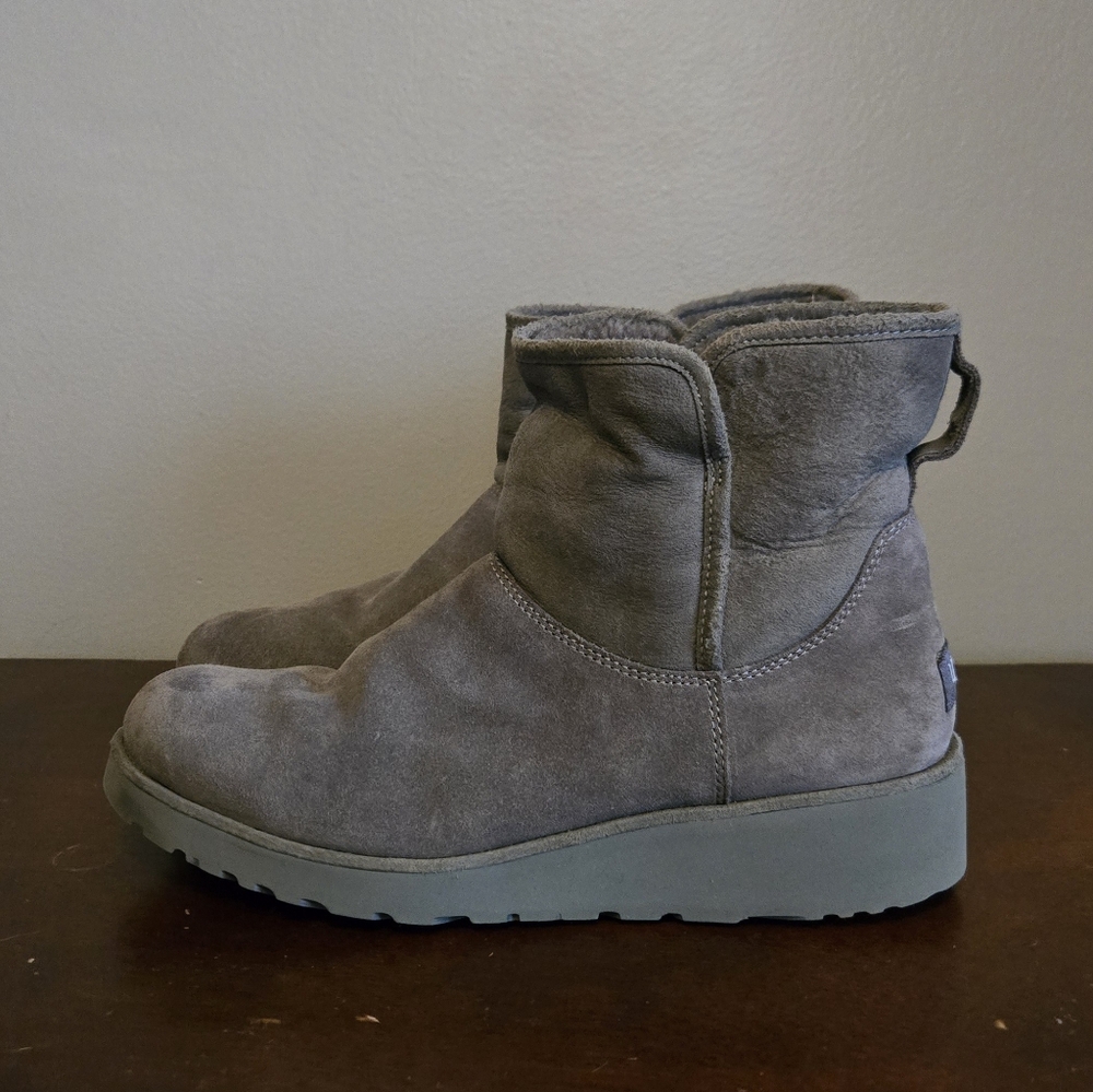 Womans Grey Platform UGG boots.